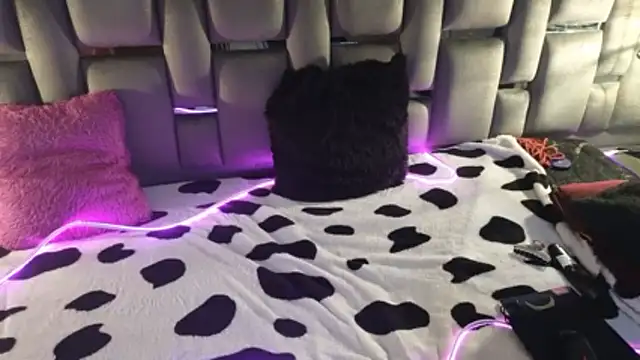 Mia2xsmith online show from December 15, 5:56 am