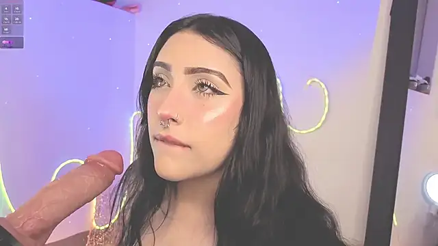 ashlynnlowe  online show from December 3, 8:00 pm