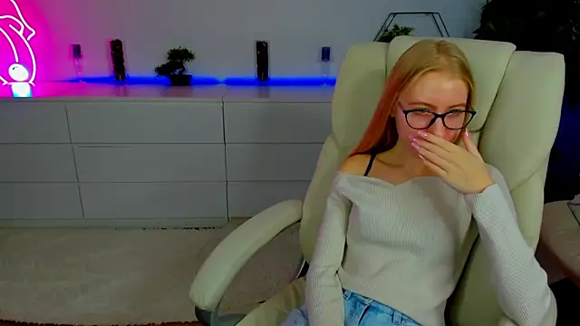 Alina Blonde online show from October 20, 6:05 am