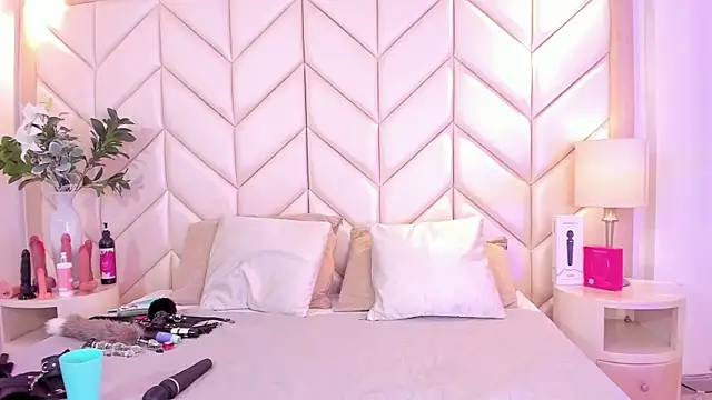 AishaValcazar online show from April 9, 4:15 am