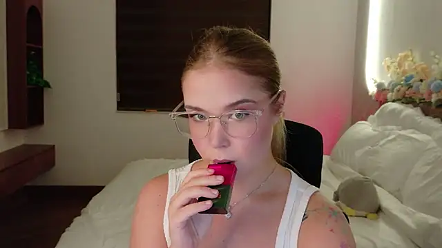 Lilith Bonheur online show from April 7, 9:39 pm