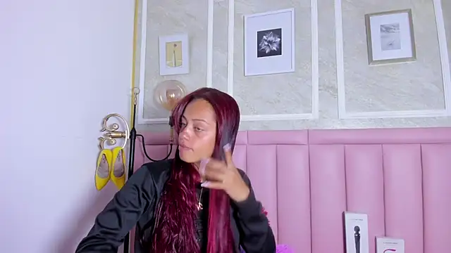 HoollyHendrix online show from January 12, 8:25 pm