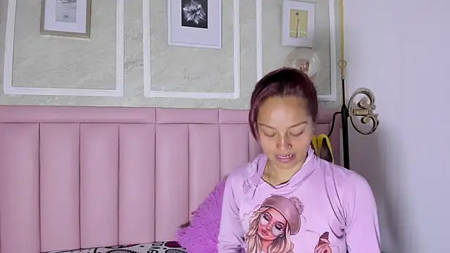 HoollyHendrix online show from January 7, 8:56 pm