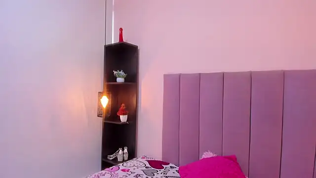 HoollyHendrix online show from November 12, 8:40 pm