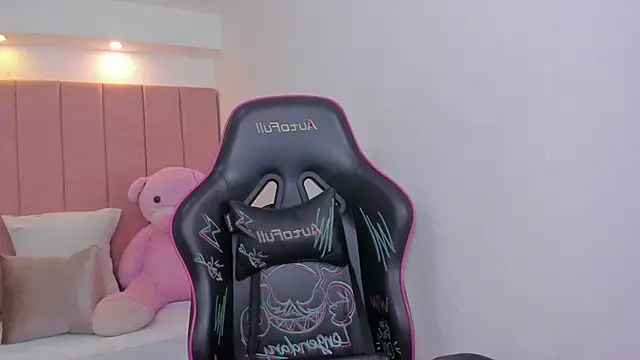 hanna jhonnes online show from September 18, 1:42 pm