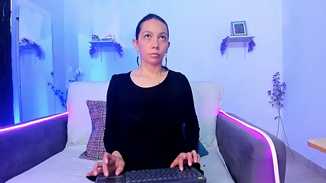 karlaaa   online show from December 15, 3:06 pm