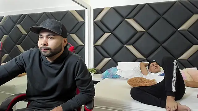 Hot Threesomee online show from November 18, 1:01 pm