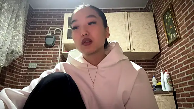 EmmaLeexth online show from December 20, 4:00 pm