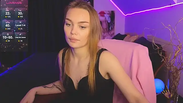 KitsyMoore online show from October 4, 4:55 pm