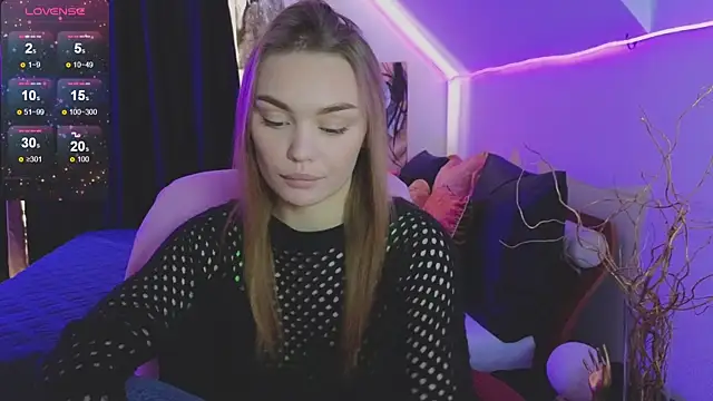 KitsyMoore online show from October 18, 1:14 pm