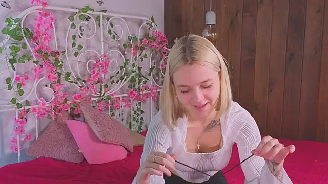 KelleDomin online show from October 9, 9:13 am