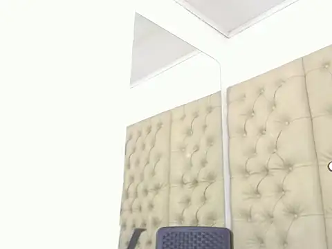 AuroraRoss online show from November 2, 7:50 pm