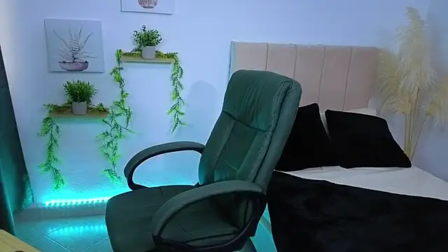 pequitasmedusa9 online show from September 24, 8:41 pm