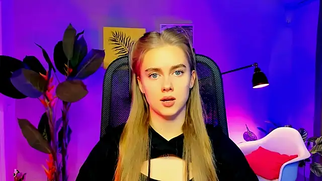 JuneWoods online show from November 20, 9:21 am