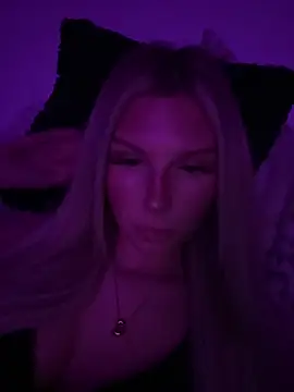 blondeeee online show from April 11, 8:12 pm