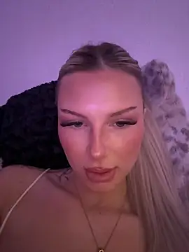 blondeeee online show from April 14, 4:40 pm