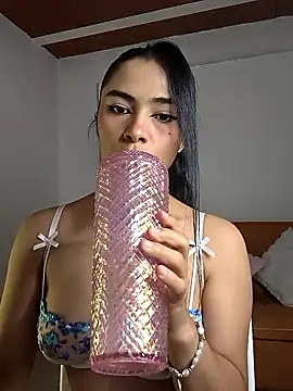 In-Ur-dreams online show from February 4, 5:38 pm