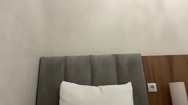 realrockybee1 online show from October 17, 11:30 pm