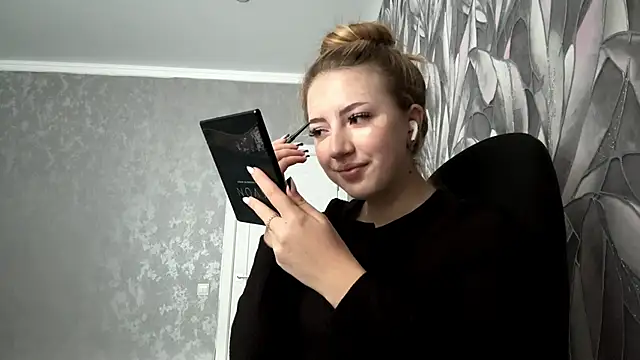 HollyCroker online show from November 14, 10:15 am