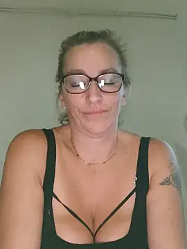 Fifi83Bell online show from October 3, 8:03 pm