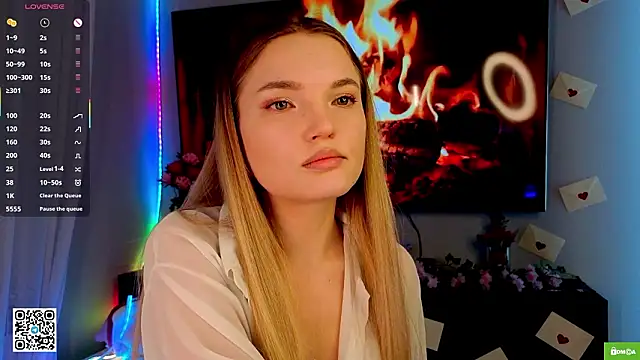 JulieLupo online show from February 18, 6:12 am