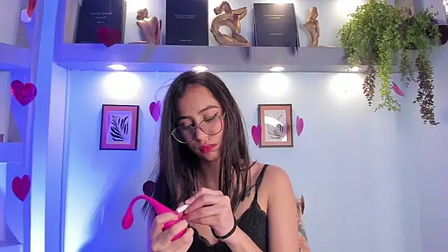 Alana Martinez  online show from February 28, 8:30 pm