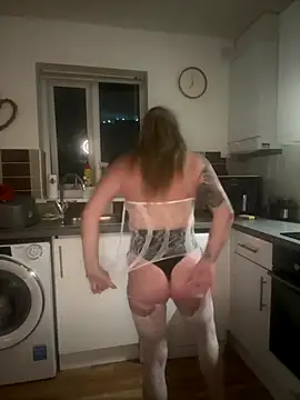 MimiMaee online show from November 11, 7:00 pm