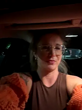 MimiMaee online show from October 18, 7:15 pm