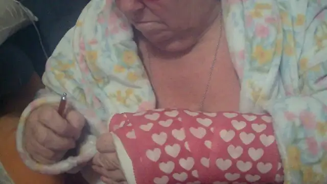 Playful MILF Demi online show from November 10, 8:37 pm