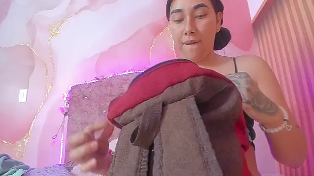 Malory  Jones online show from January 7, 6:55 pm