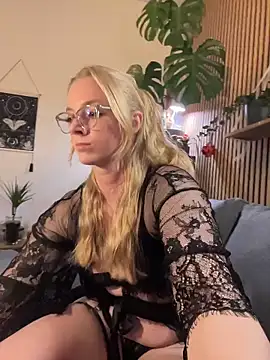 LinaLeana online show from March 1, 5:56 pm