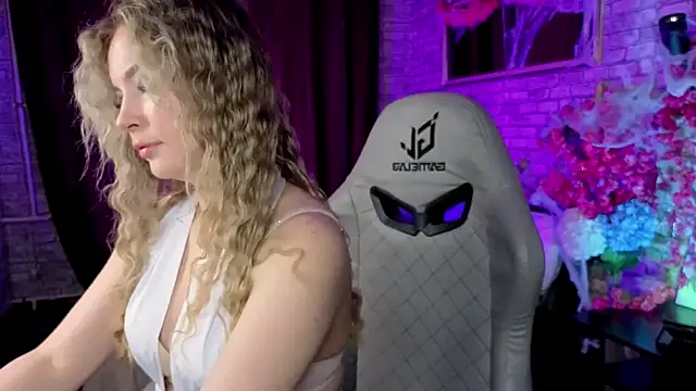  BellaClark online show from October 22, 1:27 pm