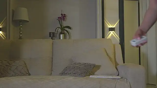 AbrilColls  online show from March 27, 7:10 am