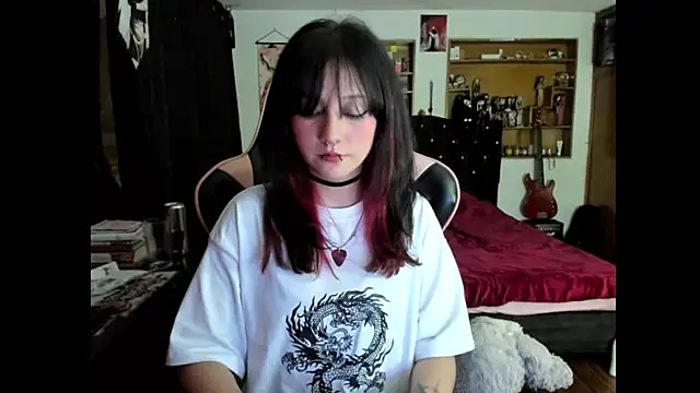 Maki Zein  online show from April 4, 1:15 am