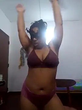 Expose Queen online show from April 17, 8:00 pm