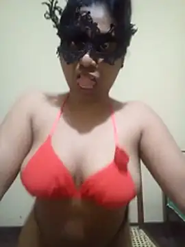 Expose Queen online show from February 6, 7:50 pm