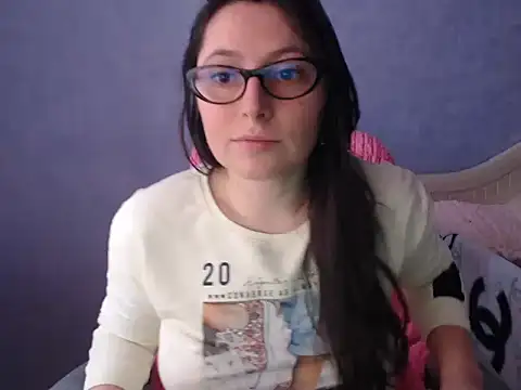 LuckyLisa23 online show from April 7, 1:24 pm