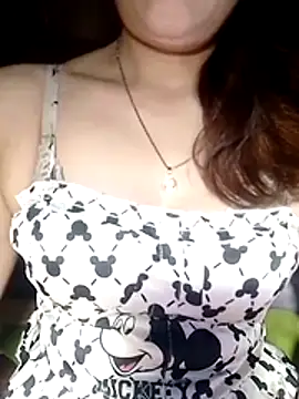 YiyinLy online show from April 17, 9:17 pm