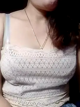 YiyinLy online show from March 21, 12:21 pm