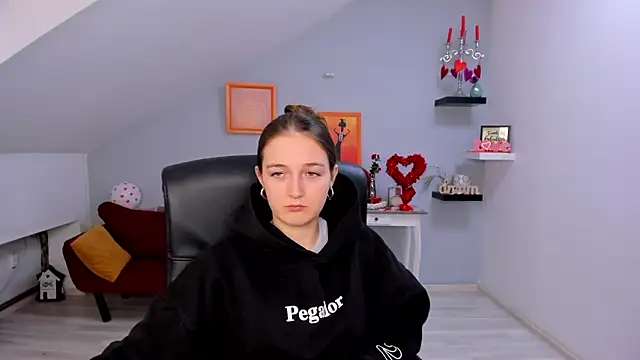 AnneWilsonn online show from February 12, 1:24 pm