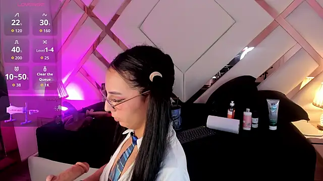 michelle cutee  online show from February 4, 7:50 pm