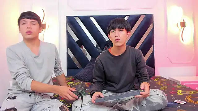 hoot booys  online show from November 17, 3:29 am