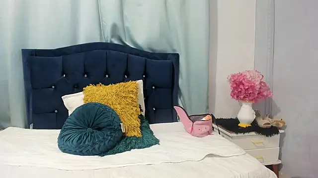 Inaya Khalifa online show from February 8, 4:05 am