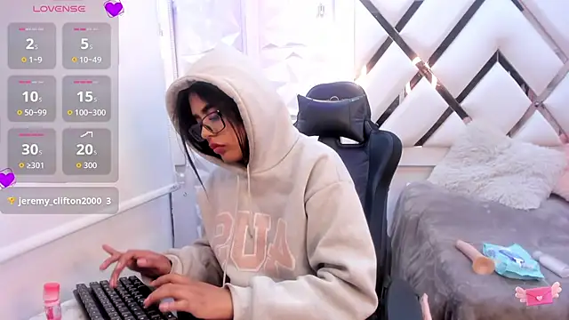 Darla Santos  online show from November 3, 8:57 pm