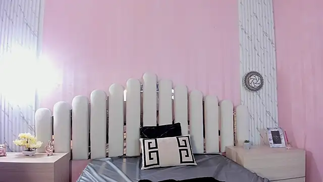 Isabella Marsh online show from December 14, 1:28 pm