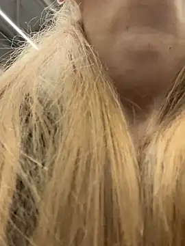 kira mia online show from December 5, 3:35 pm