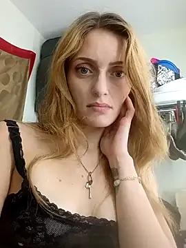 Tessietee online show from April 19, 7:05 pm