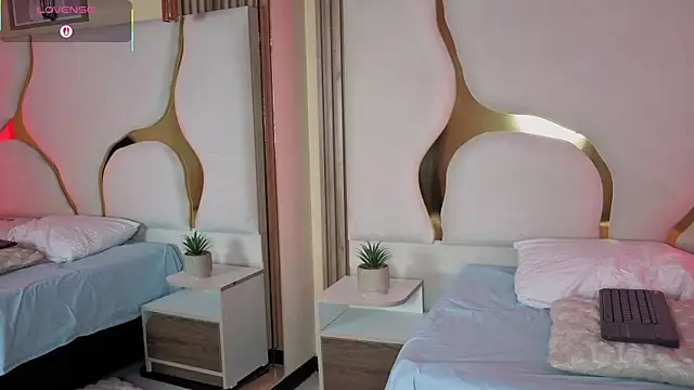 lunajoness  online show from November 5, 10:15 pm