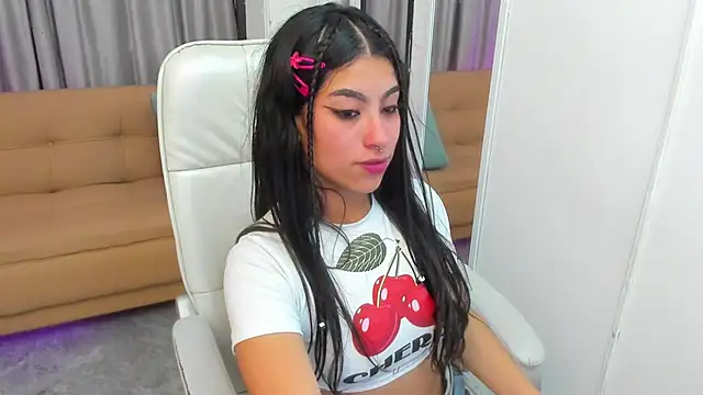 Claire Aristizabal  online show from December 2, 8:11 pm