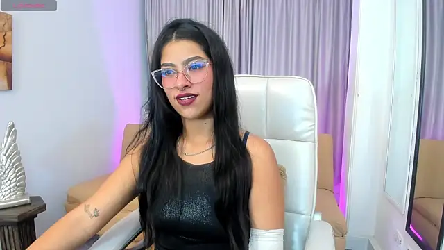 Claire Aristizabal  online show from November 10, 8:15 pm